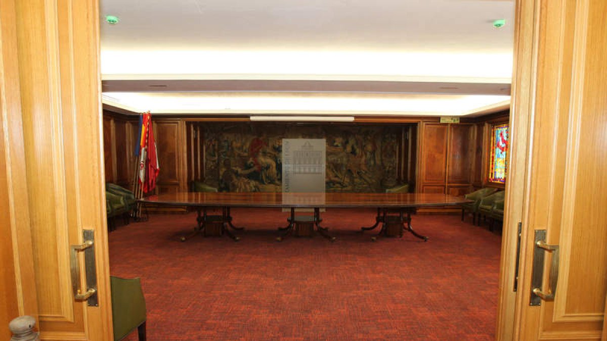 Las obras han servido para cambiar la moqueta de la sala de comisiones de la sexta.