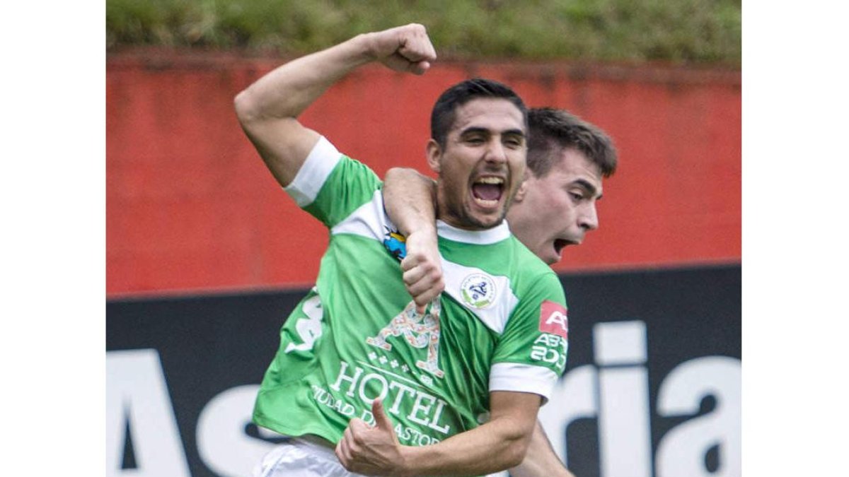 El delantero Borjas Martín, que festeja el gol, le tiene tomada la medida al Sporting B