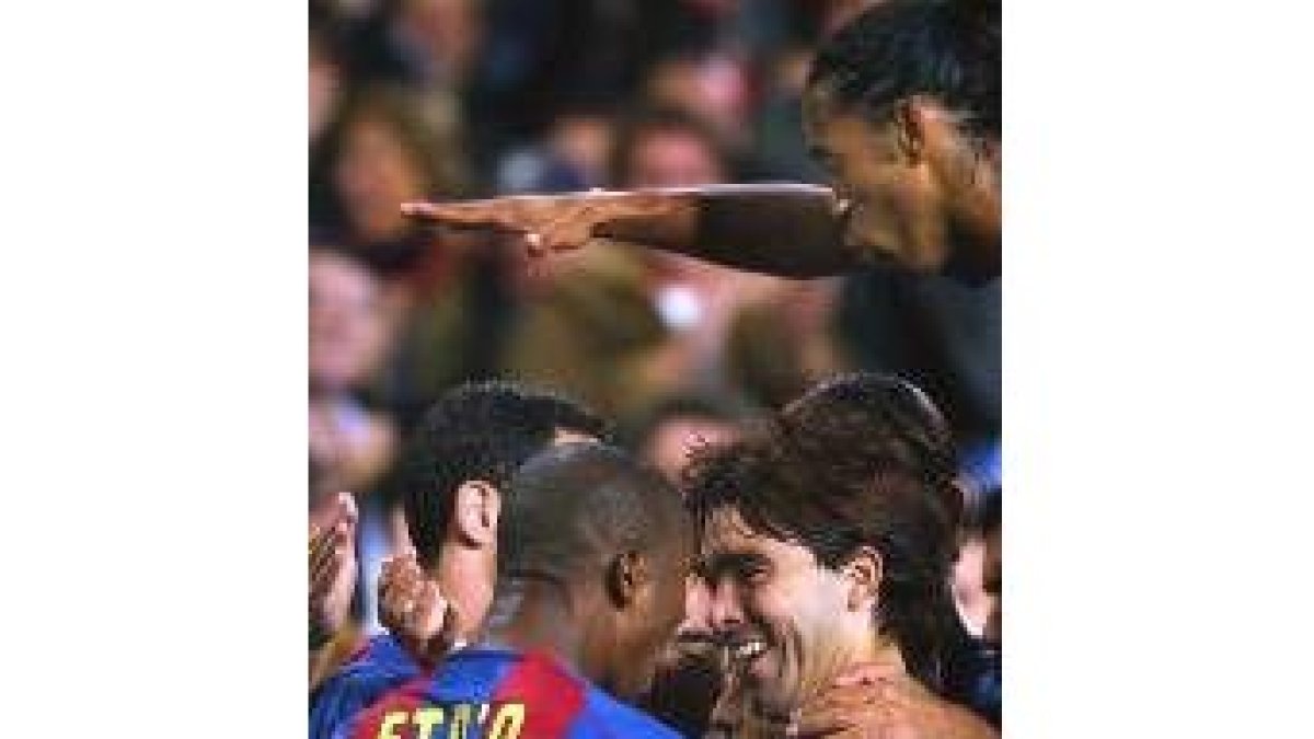 Eto'o y Deco festejan uno de los goles del camerunés esta temporada