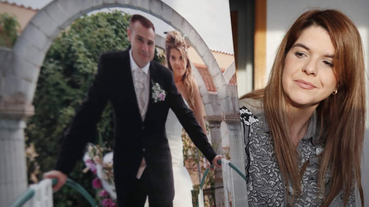Estefanía Vera junto al retrato del día de su boda con Gabi, el policía leonés muerto en Kabul. JESÚS