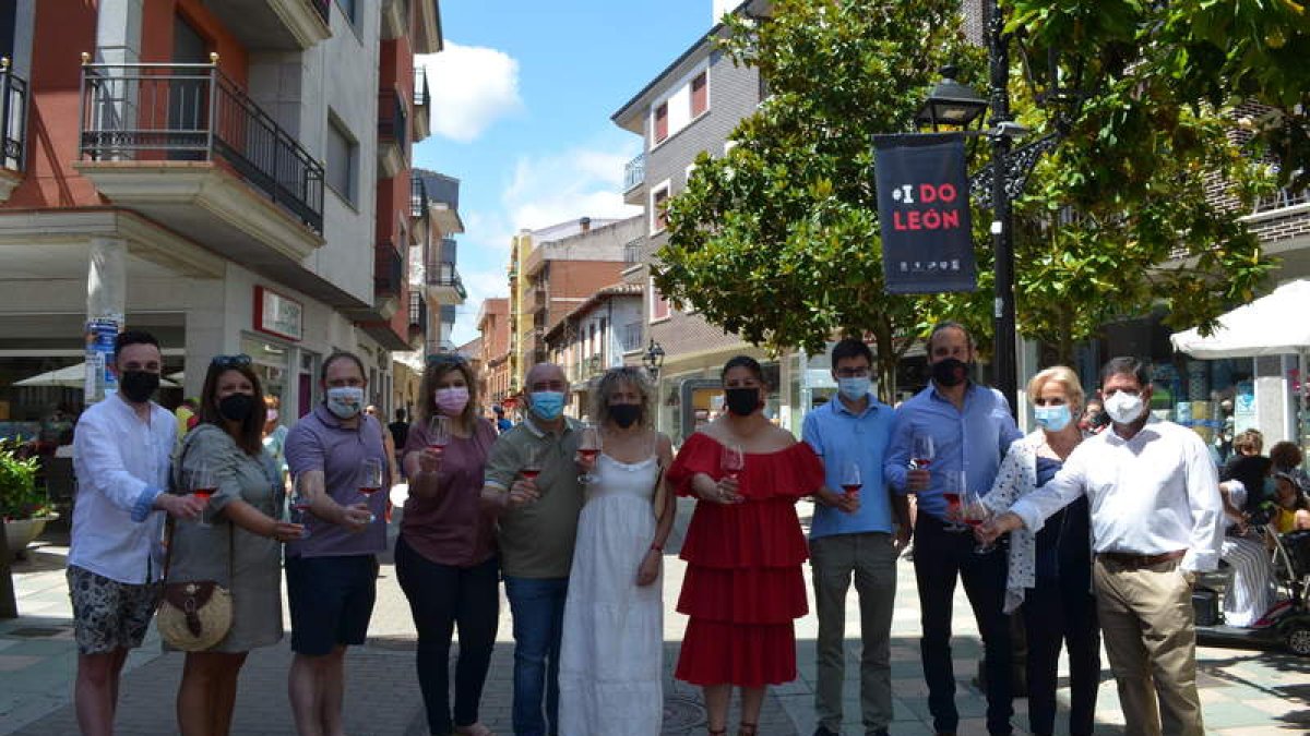 Representantes de la DO León, del Ayuntamiento y de Caja Rural, inauguraron ayer el evento. MEDINA
