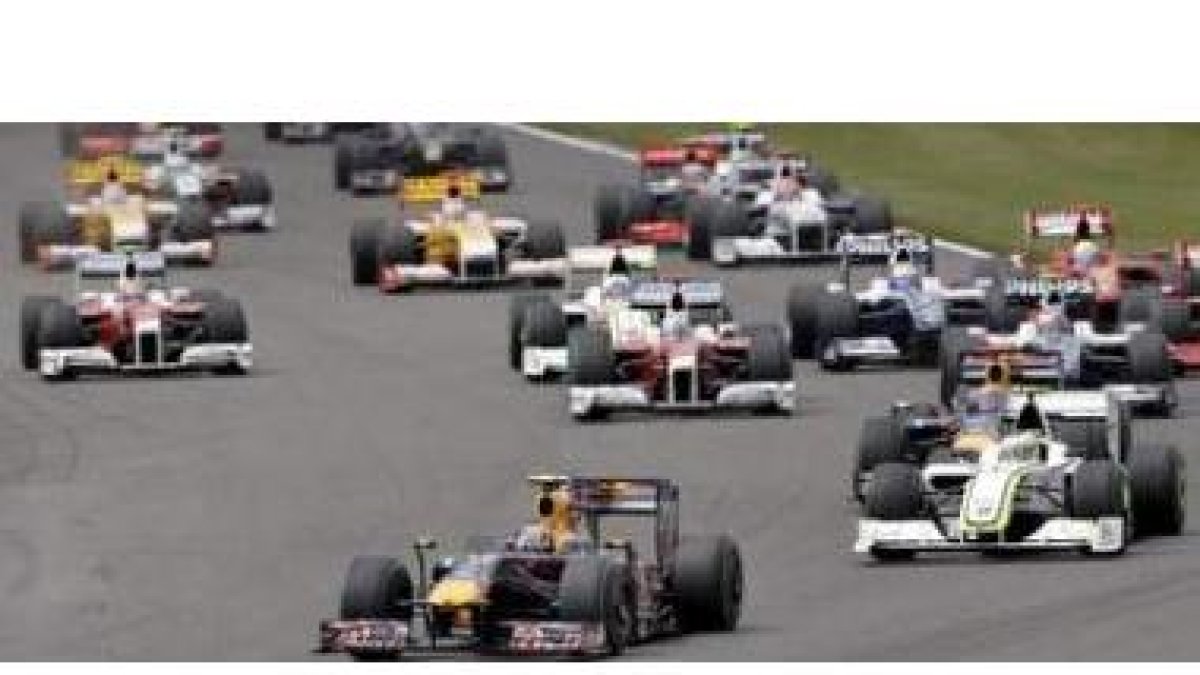 El piloto alemán de Fórmula Uno Sebastian Vettel de la escudería Red Bull lidera la carrera tras la