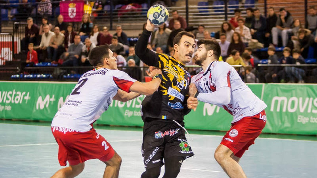 Costoya intenta sobrepasar a los defensores del Balonmano Logroño. LOF