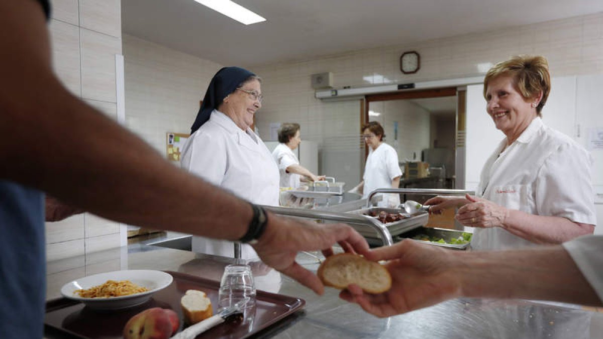 Las personas usuarias tienen garantizadas las principales comidas por 0,60 euros al día, un precio simbólico de compromiso. JESÚS F. SALVADORES