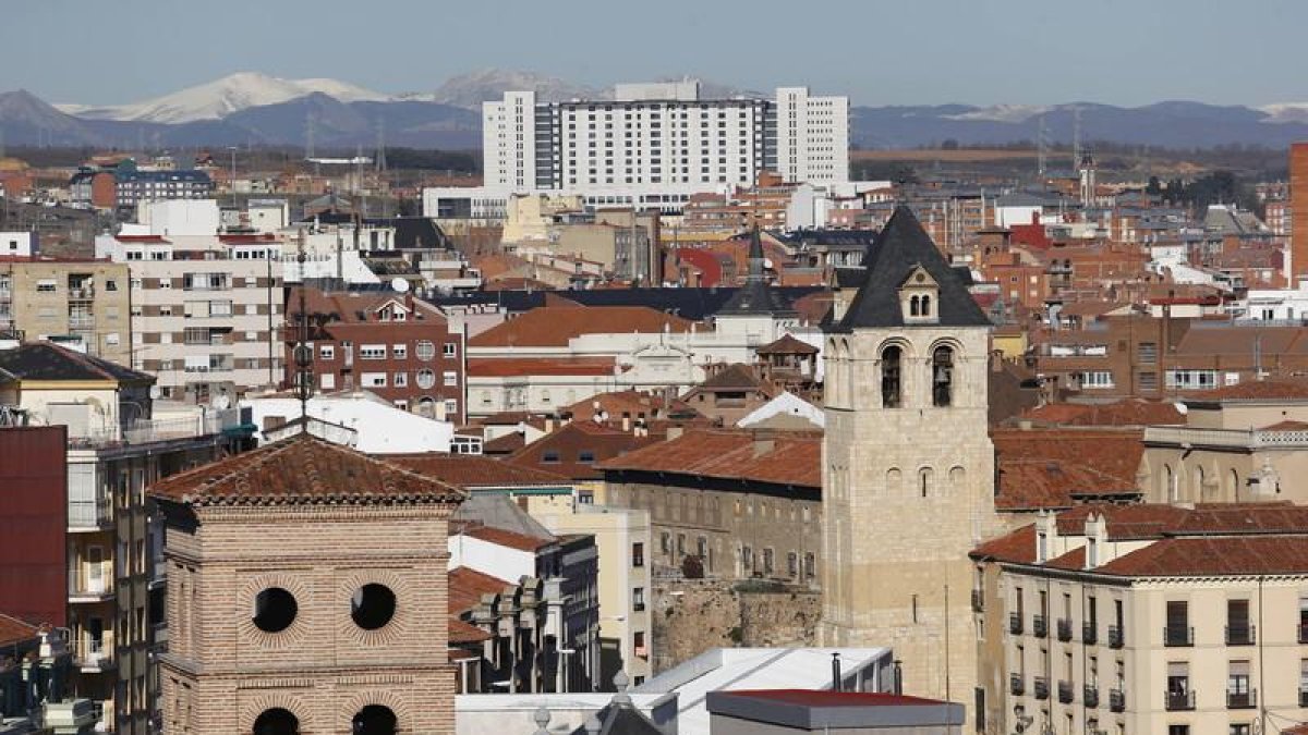 Vista del Hospital de León desde la ciudad.