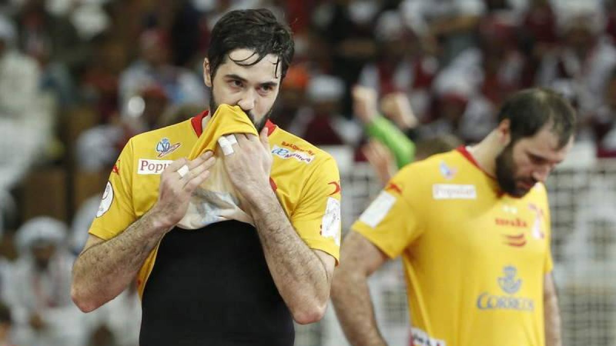 Los rostros del exademarista Raúl Entrerríos y de Joan Cañellas reflejan de forma precisa la decepción por la derrota ante Polonia que les arrebató el bronce