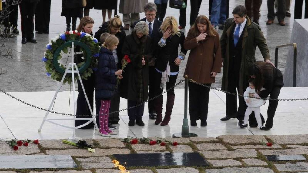 Miembros de la familia Kennedy rinden homenaje a JFK ante su tumba, en el cementerio de Arlington, este viernes.
