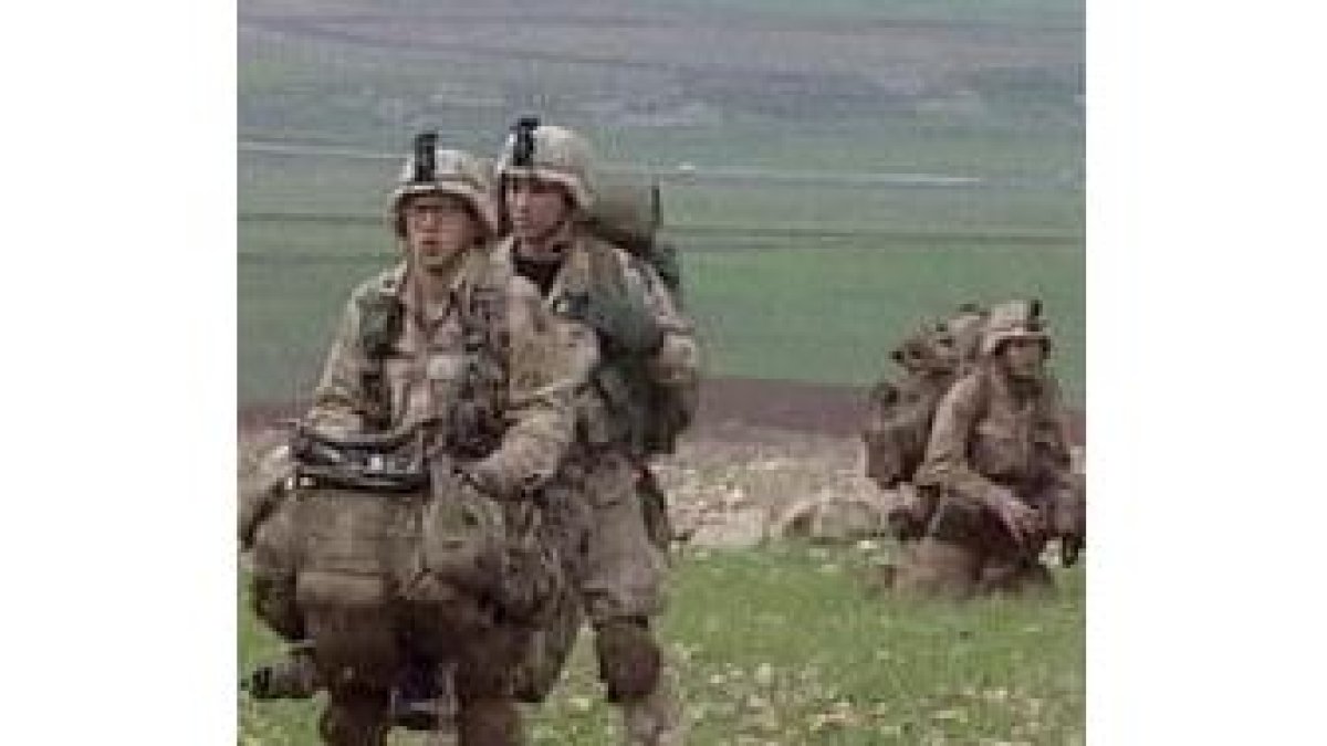 Los paracaidistas recogen su equipo tras caer a 50 kilómetros de la ciudad kurda de Arbil