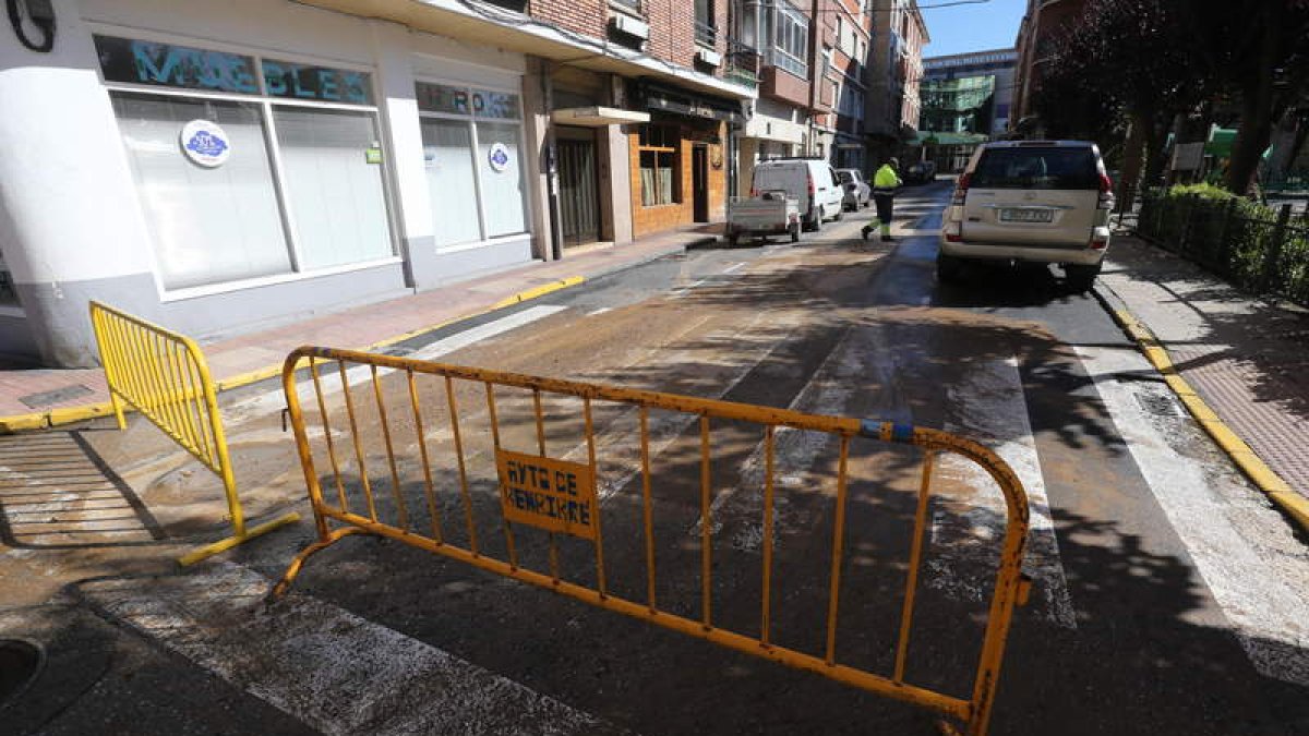 La avería se solventaba al finalizar la tarde tras el reventón en la calle Doctor Marañón.