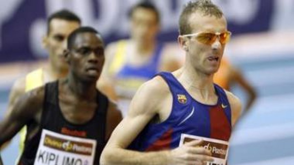 Sergio Sánchez precede a Kiplimo en la carrera de Valencia en la que batía el récord del 3.000.