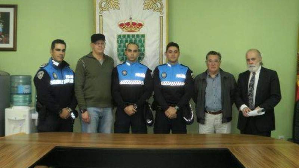 Toma de posesión de los dos nuevos agentes.