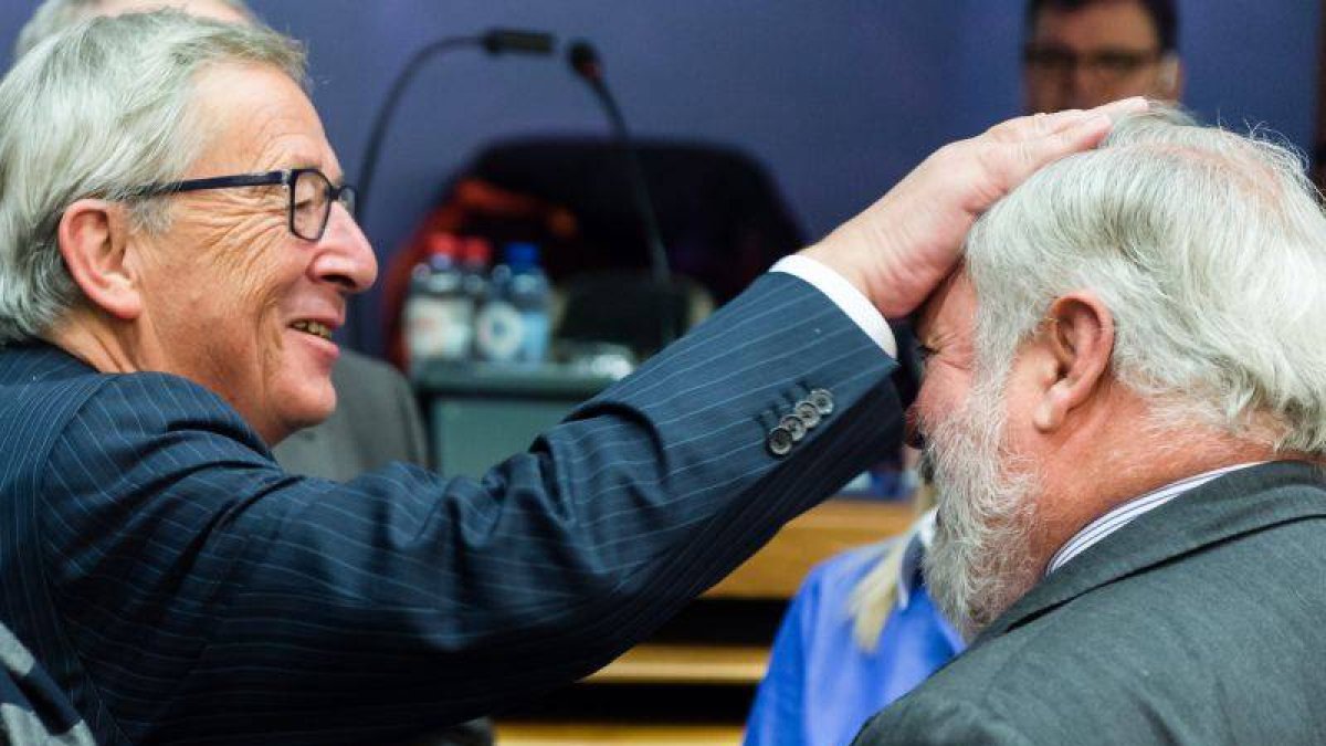 Juncker hace un gesto cariñoso hacia Cañete, ayer en Bruselas.