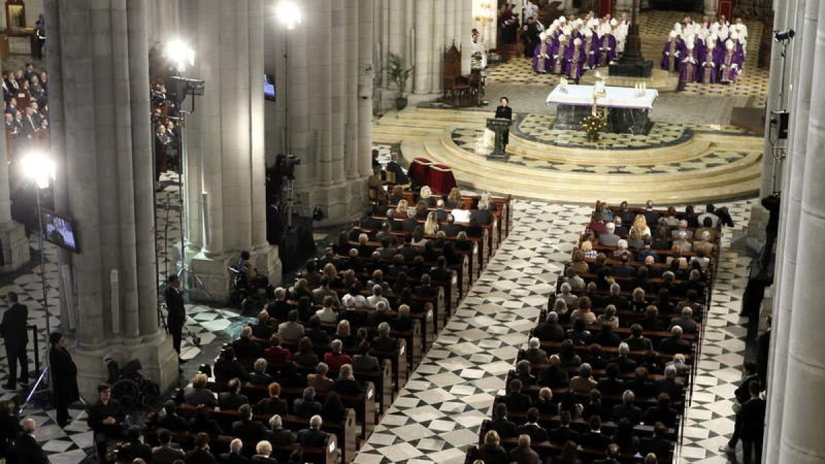 Vista general de la catedral de la Almudena donde tuvo lugar el funeral de Estado por las 192 víctimas del atentado de hace diez años.