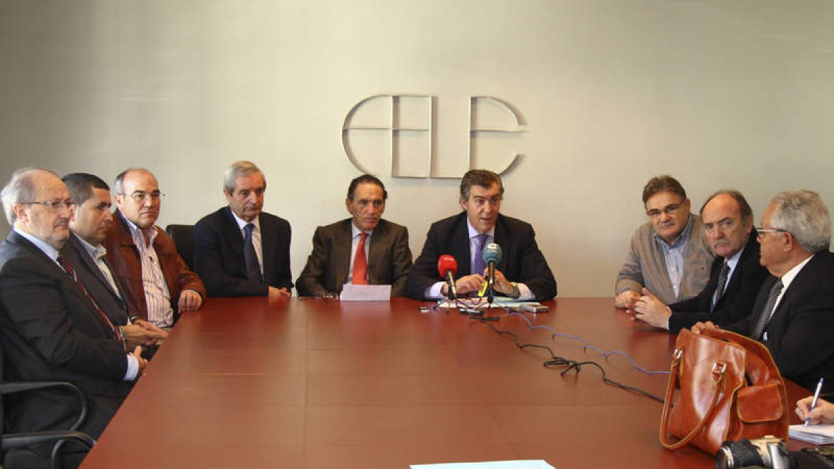 Los empresarios premiados, junto a Javier Cepedano y Álvaro Díez.