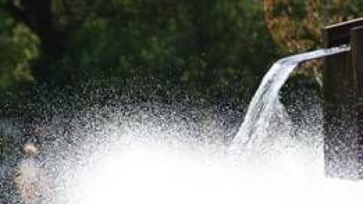 La guerra diálectica sobre el uso y gestión del agua en Ponferrada, en la foto una fuente, no cesa