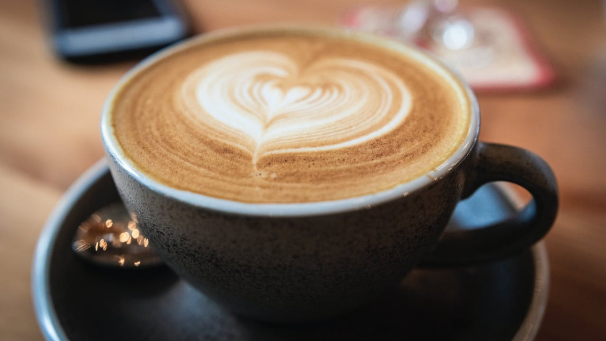 Fotografía de archivo de una taza de café. PEXELS/CALEB KWOK