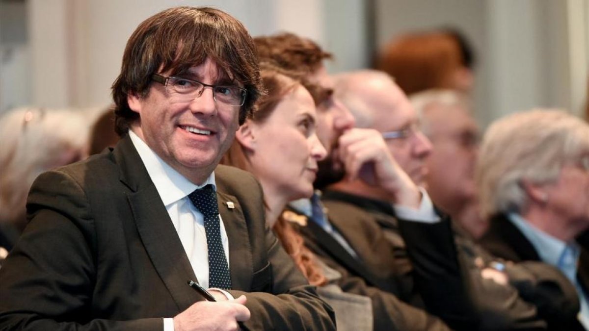Puigdemont, acompañado de los cuatro exconsellers que están con él en Bruselas, en el acto con los alcaldes.