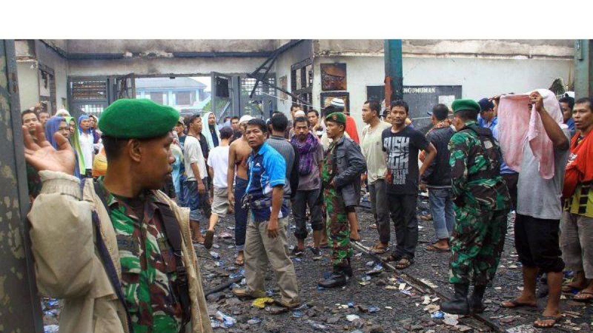 Soldados indonesios montan guardia dentro de la prisión tras el motín.