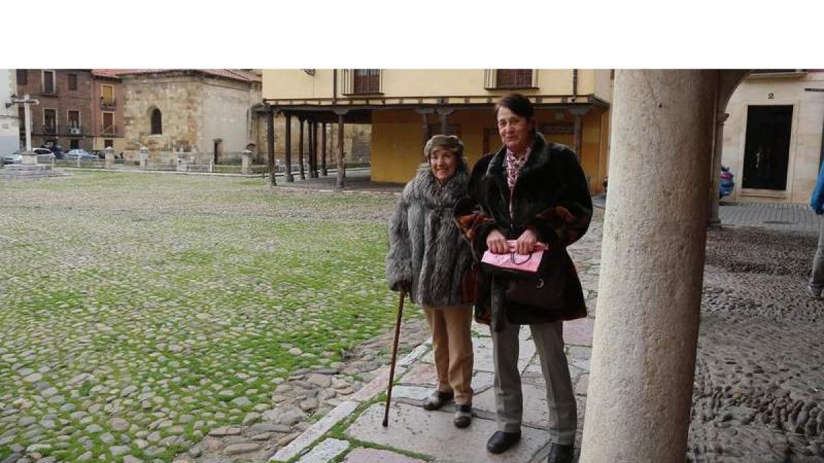 Maite Carnicer y Ana Sáenz de Miera por una de las aceras que se ensancharán; en la foto de la derecha, Concha Pérez y Henar Valbuena; y en la de abajo, José María Fernández.