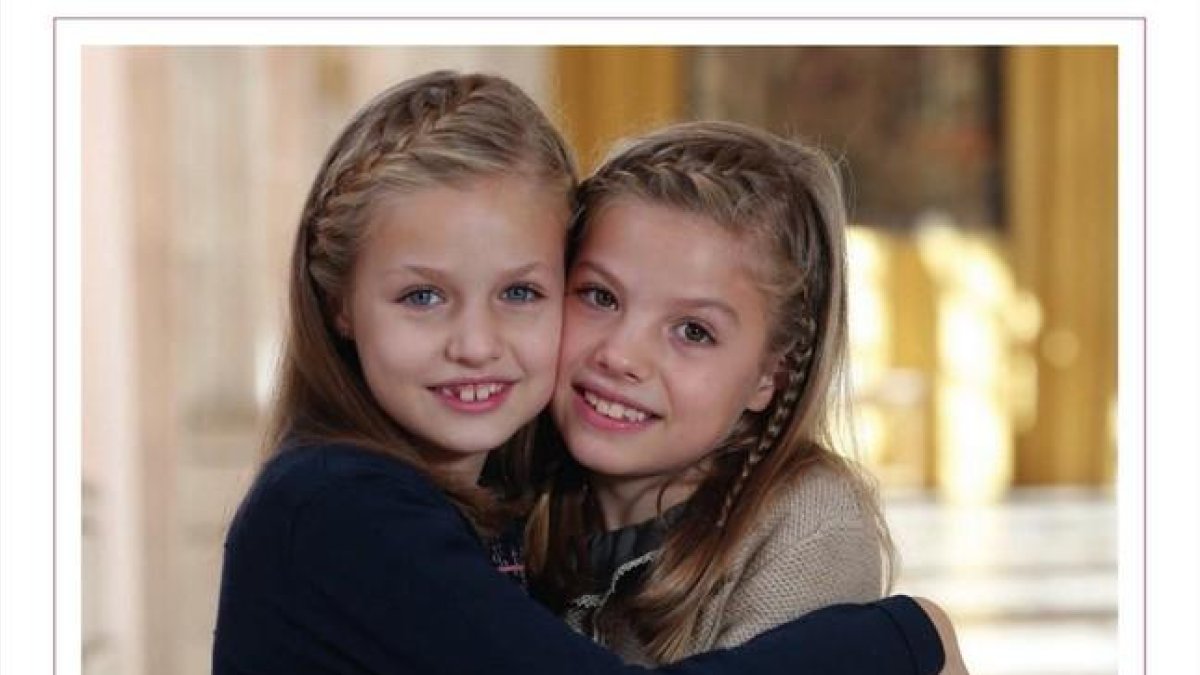 Leonor y Sofía, en la foto que aparece en el christmas de la familia real.
