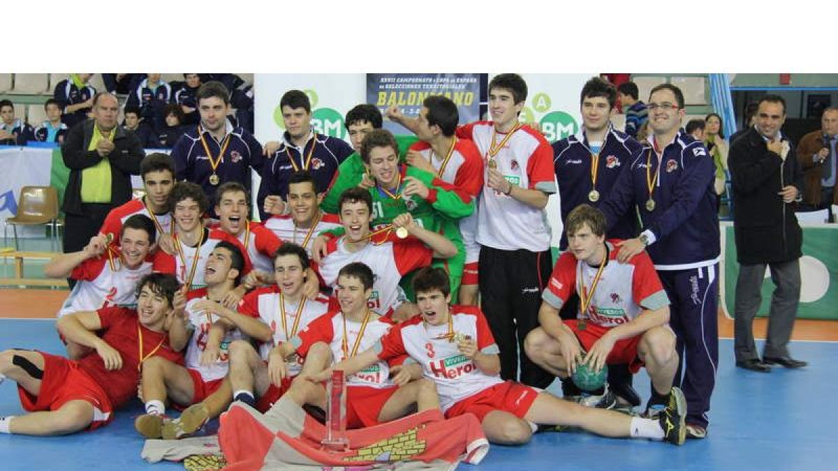 La selección de Castilla y León posa orgullosa con el oro conquistado en Granada en el nacional.