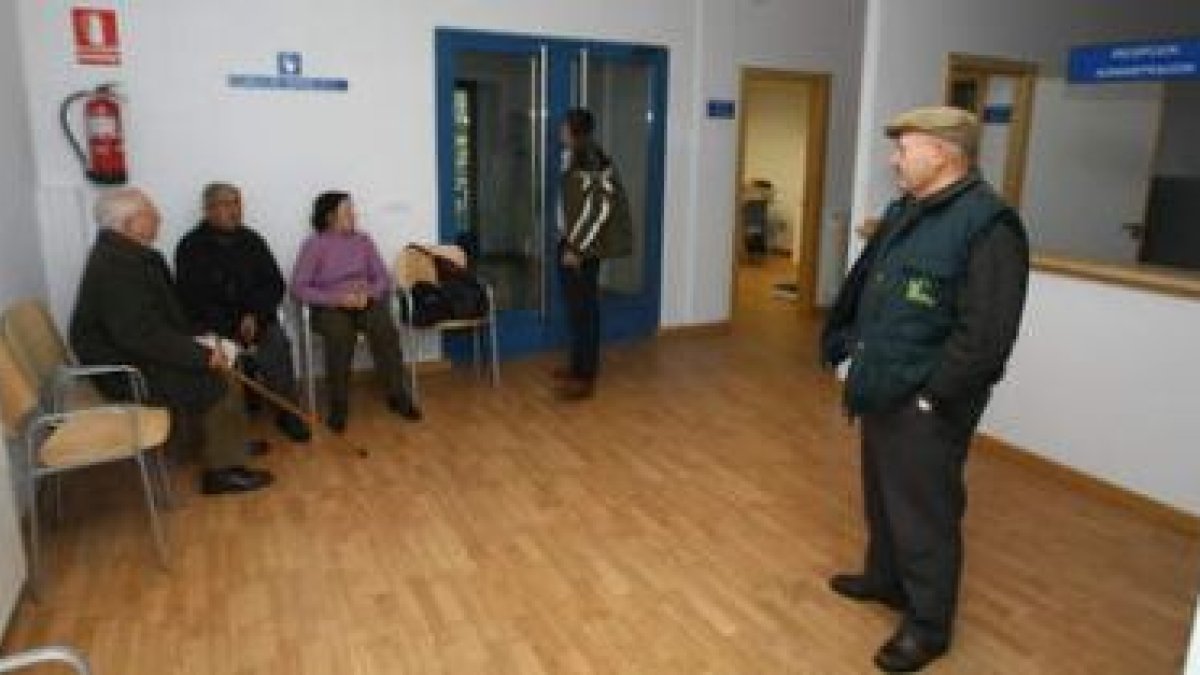 Varios vecinos aguardan su turno ayer por la mañana en una de las salas de espera.