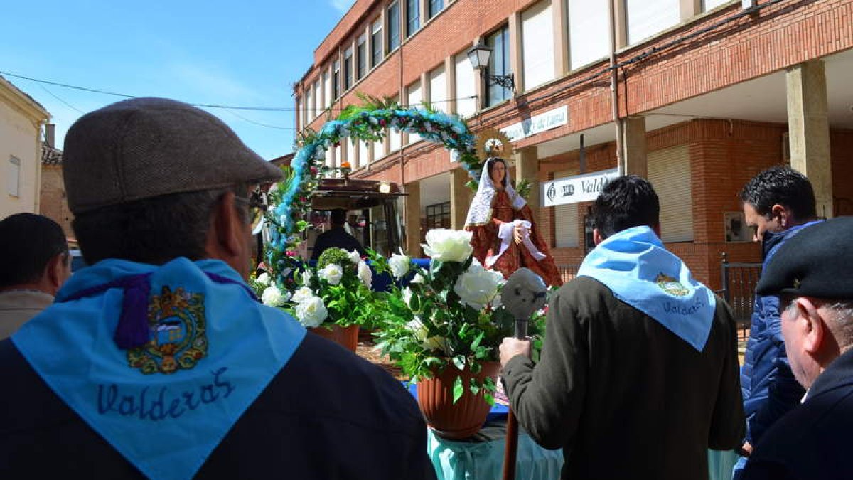 La Virgen del Rosario durante la procesión hacia la ermita de Otero. MEDINA