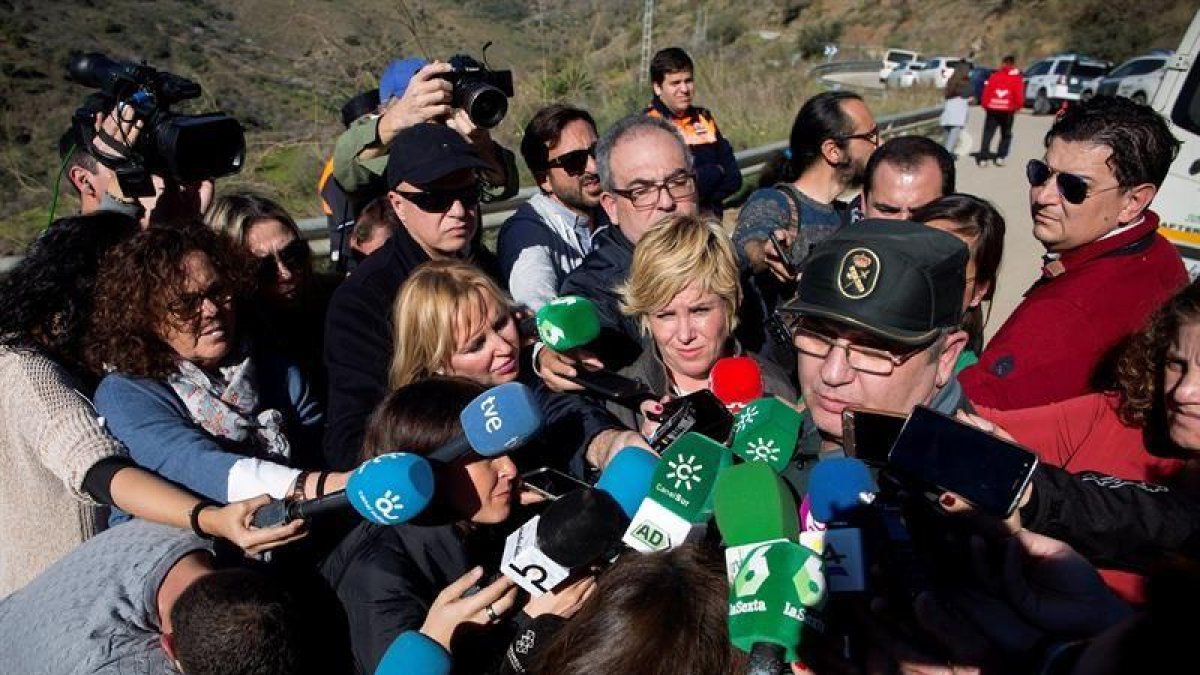 El portavoz de la Guardia Civil, Bernardo Moltól, en declaraciones a los periodistas en la localidad malagueña de Totalán.