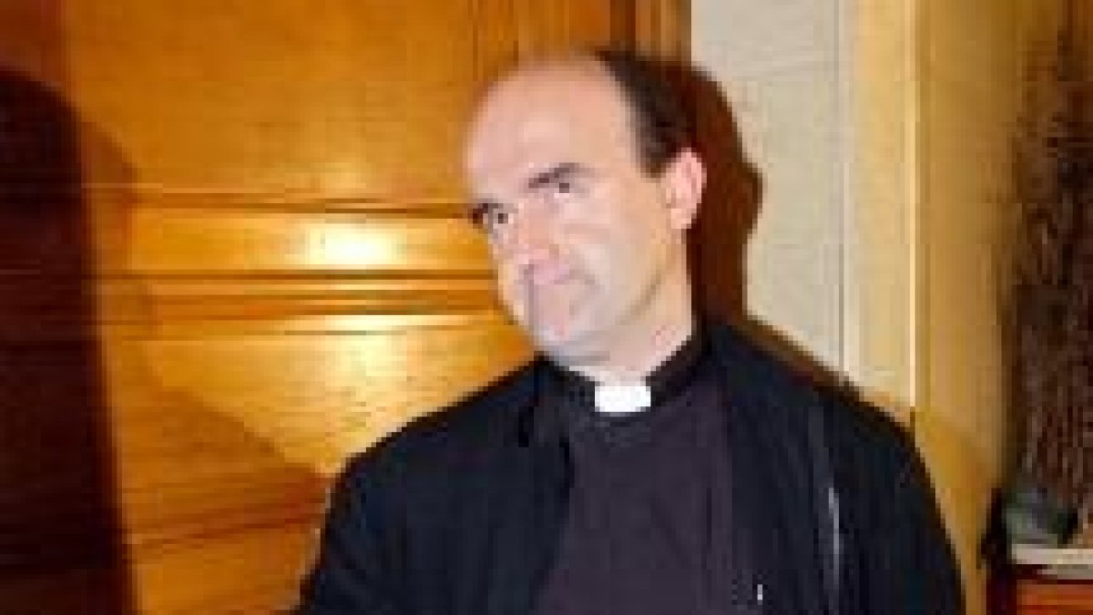 El sacerdote que se negó a declarar sale de la audiencia donde se celebró el juicio