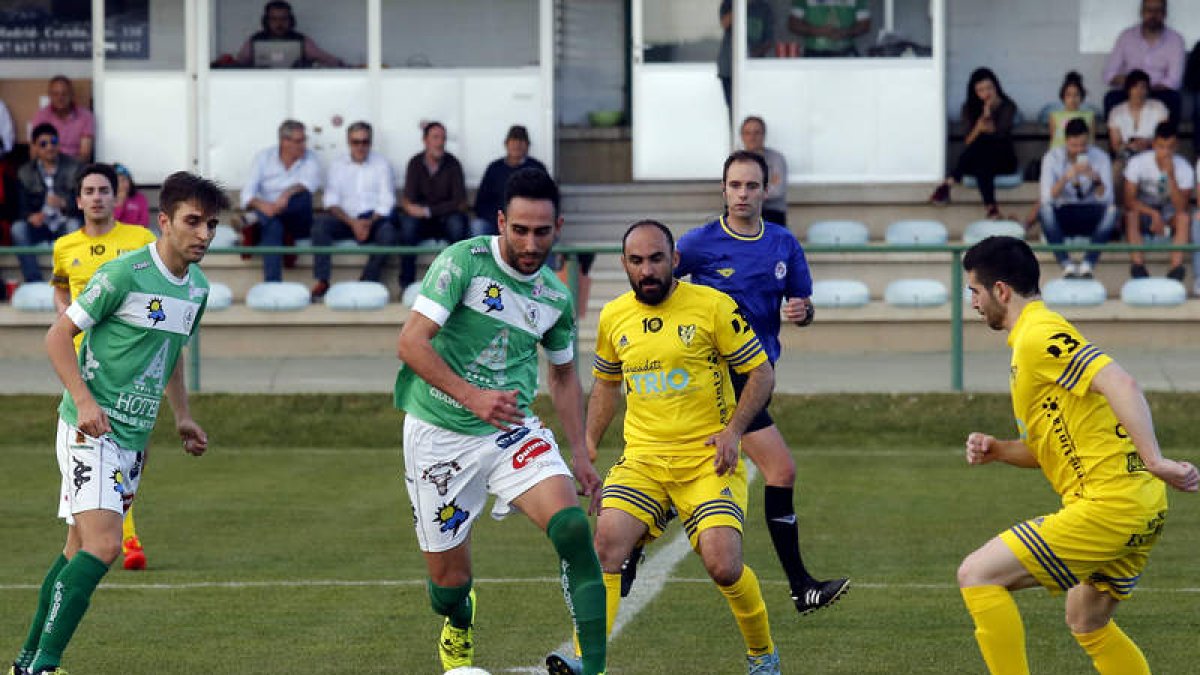 Roberto Puente reapareció tras su sanción marcando dos de los cinco goles locales. MARCIANO PÉREZ