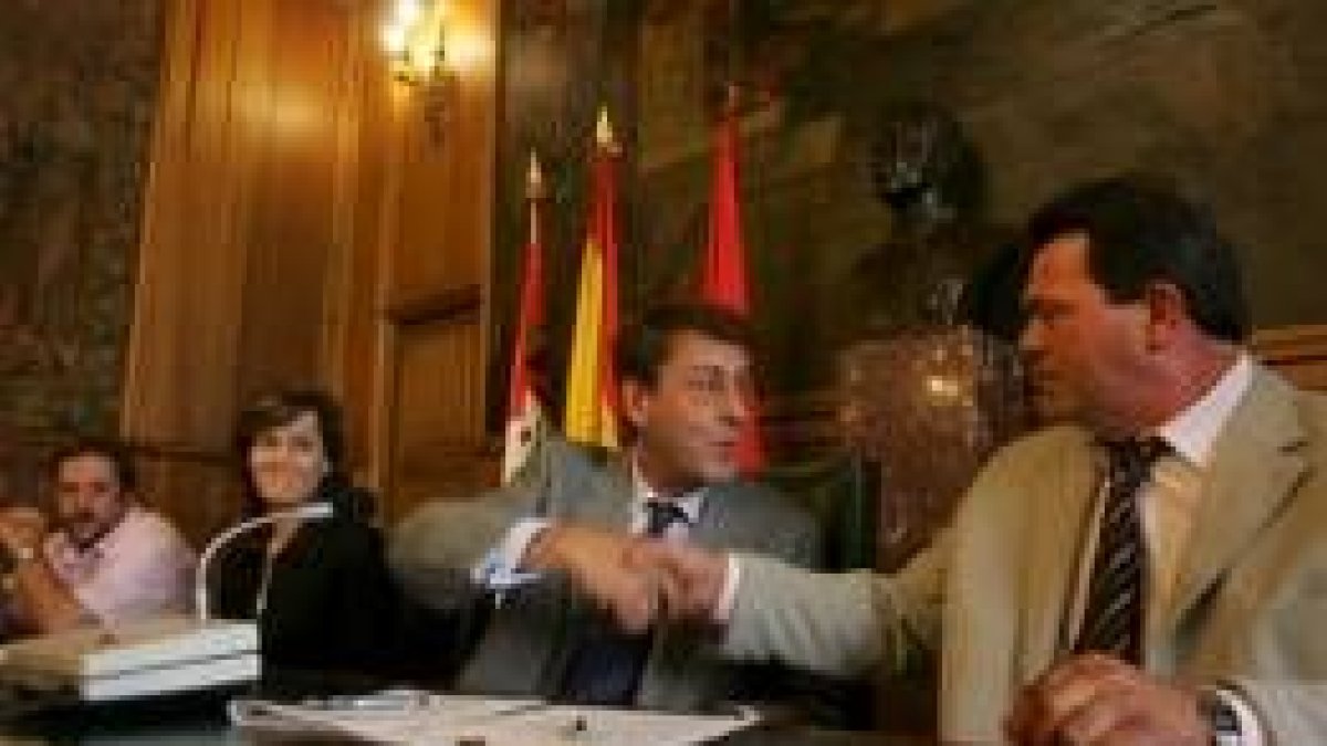 Manuel Losada y Javier García-Prieto se saludan en presencia de Teresa González y Lupicinio Rodrigo