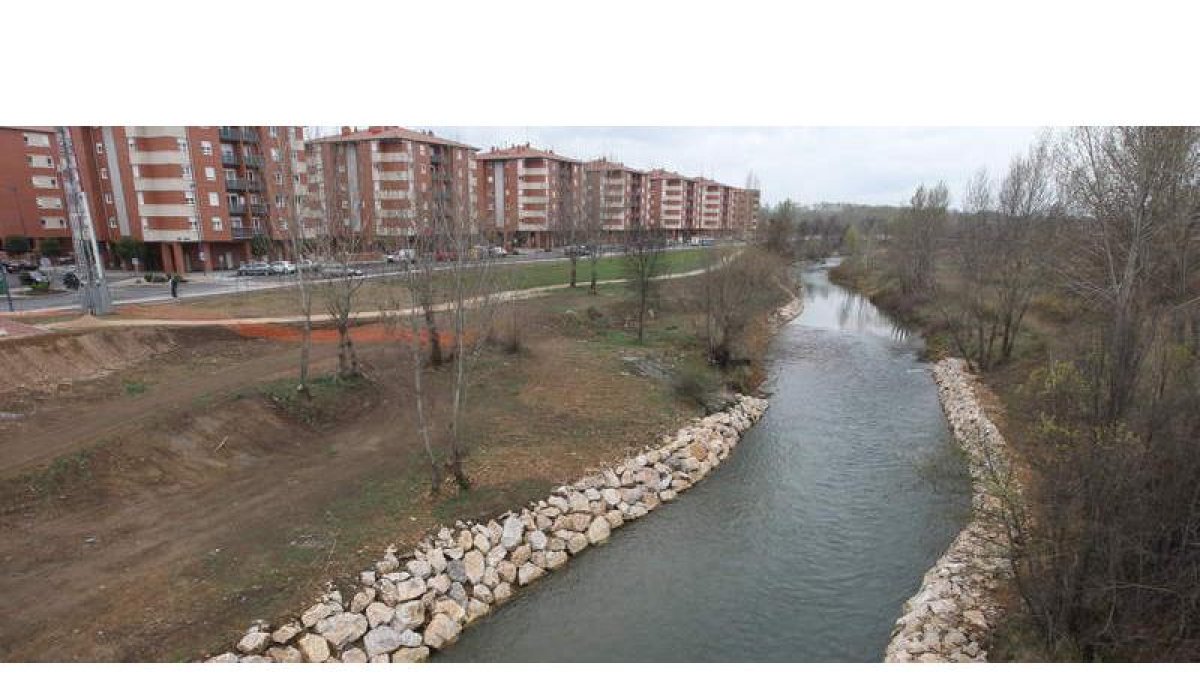 La playa fluvial se planificaba para el espacio entre el puente de San Juan de Dios y la pasarela del Área 17. RAMIRO