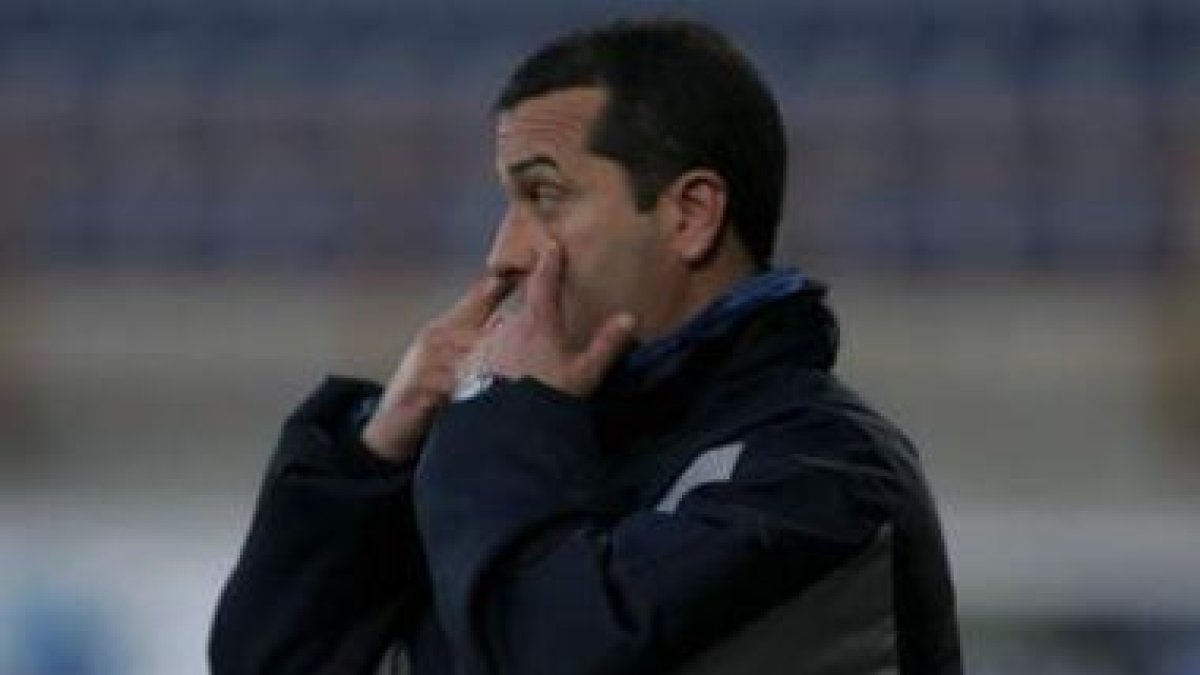 El leonés Miguel Ángel Álvarez Tomé pide a sus jugadores que no se relajen ante la Cultural.