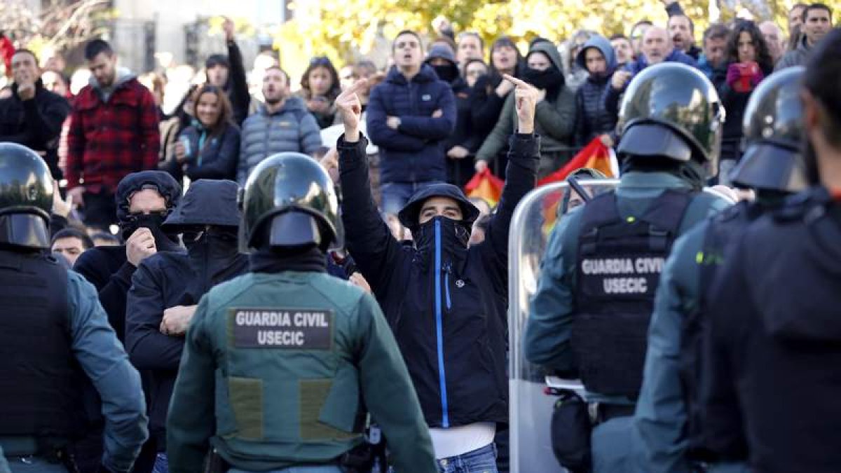 Efectivos de la Guardia Civil ante la manifestación en Alsasua en contra de la iniciativa ‘España Ciudadana’, impulsada por Cs. VILLAR LÓPEZ