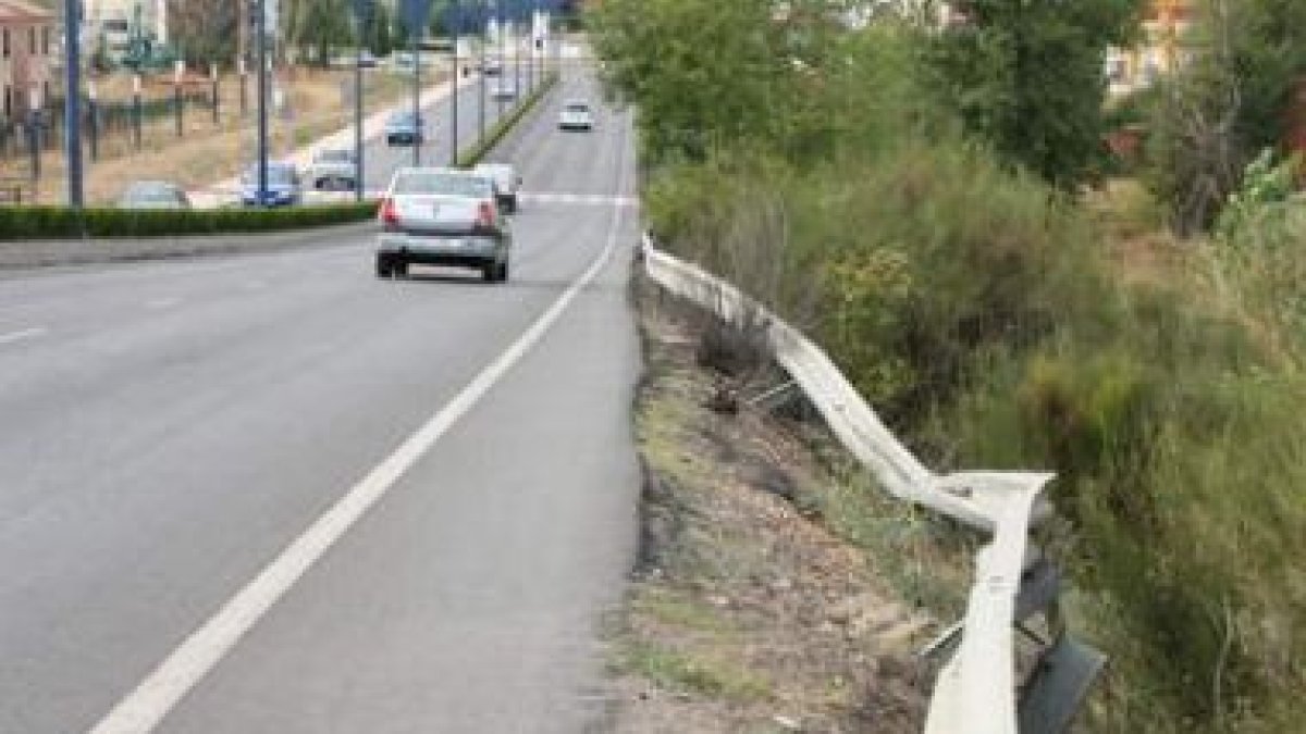 Quitamiedos de la calle Azorín en dirección a San Andrés.