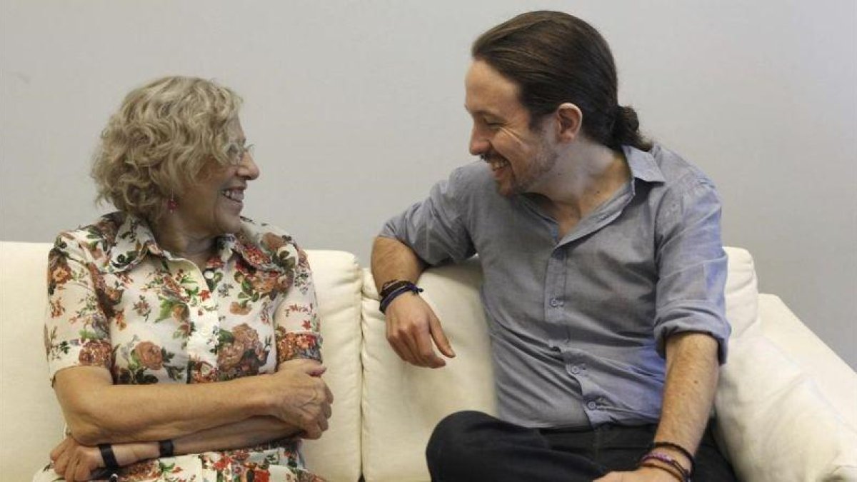 La alcaldesa de Madrid, Manuela Carmena, junto al secretario general de Podemos, Pablo Iglesias