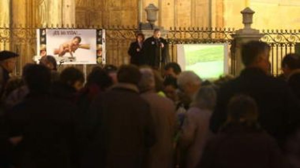 Un momento de la celebración de la vigilia por la vida en la plaza de la Catedral.