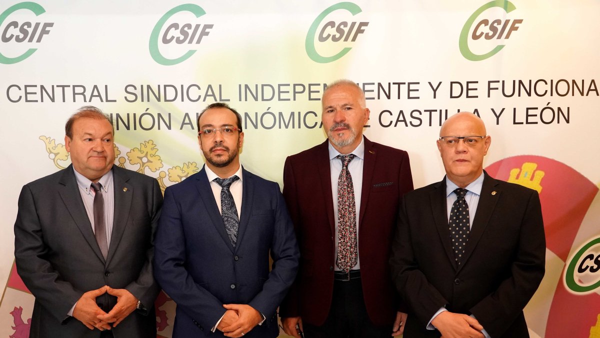 El presidente autonómico de CSIF, Carlos Hernández; el coordinador del evento, Enrique Vega; el presidente del Sector Nacional de Sanidad de CSIF, Javier Martínez y el responsable de Sanidad del sindicato, Juan Carlos Gutiérrez Rodilla en la inauguración del I Congreso Nacional de Enfermería de Valladolid. MIRIAM CHACÓN