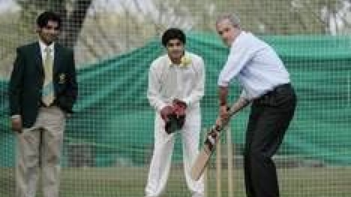 Bush juega al cricket con varios jóvenes paquistaníes en el interior de la embajada norteamericana
