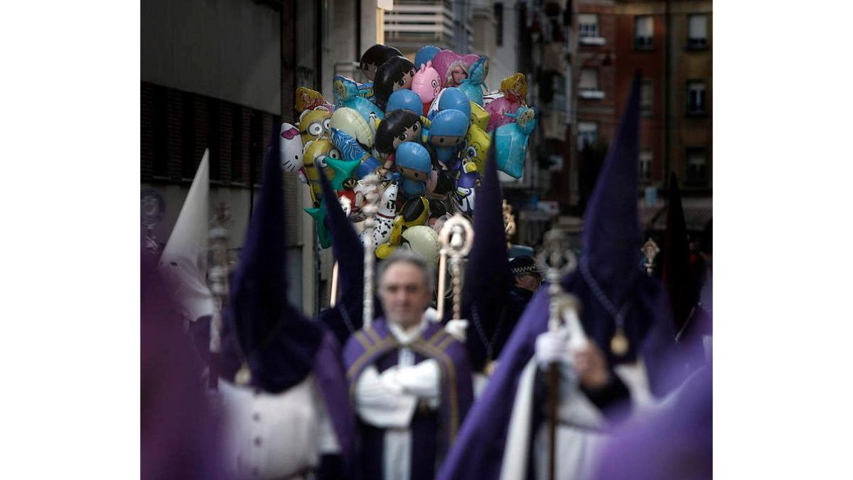 Los vendedores de globos son los personajes favoritos de los más pequeños, la señal indiscutible de que la procesión ha terminado. Sus vivos colores inundan.