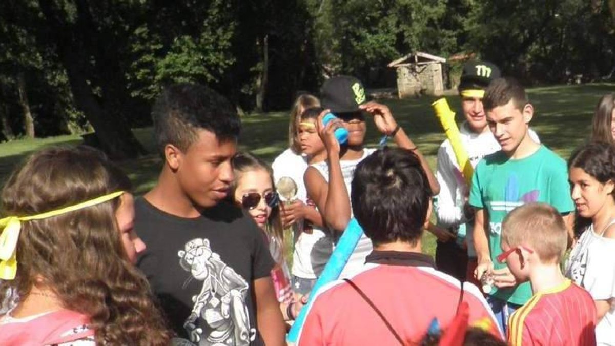 Varios jóvenes participando en algunas de las actividades de la fundación Juan Soñador.