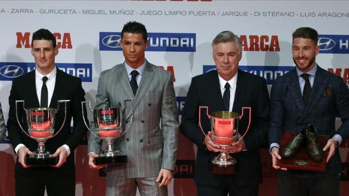 Ronaldo, acompañado por Aduriz, Ancelotti y Ramos tras la entrega de los premios Marca de la temporada pasada.