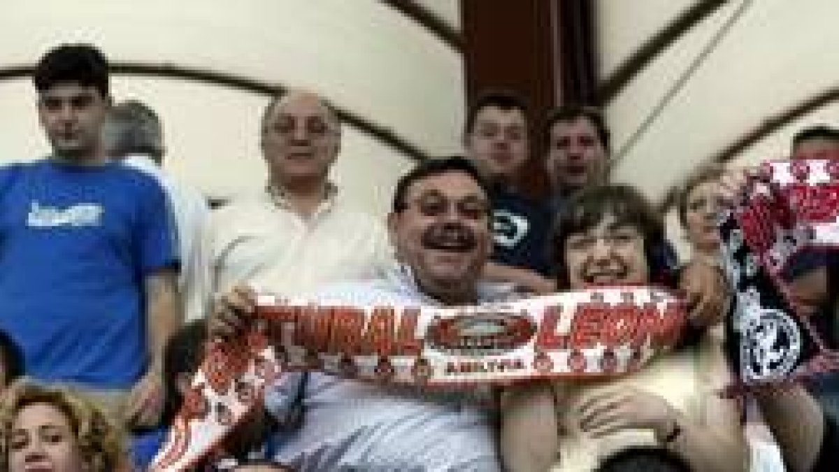 La hinchada se mostró expectante, sobre todo en los últimos minutos