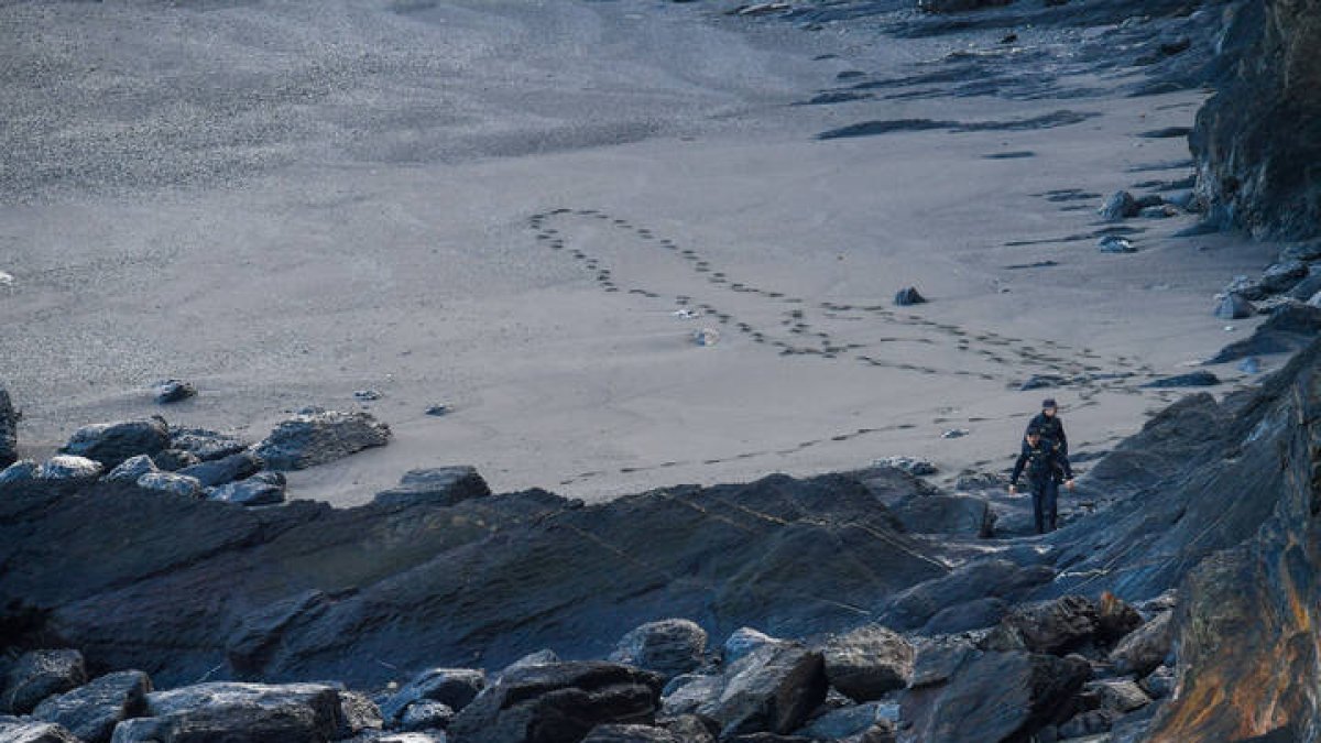 Efectivos de la policía buscan Sandra Bermejo, de 32 años desaparecida en Cabo Peñas desde el pasado 8 de noviembre. ELOY ALONSO