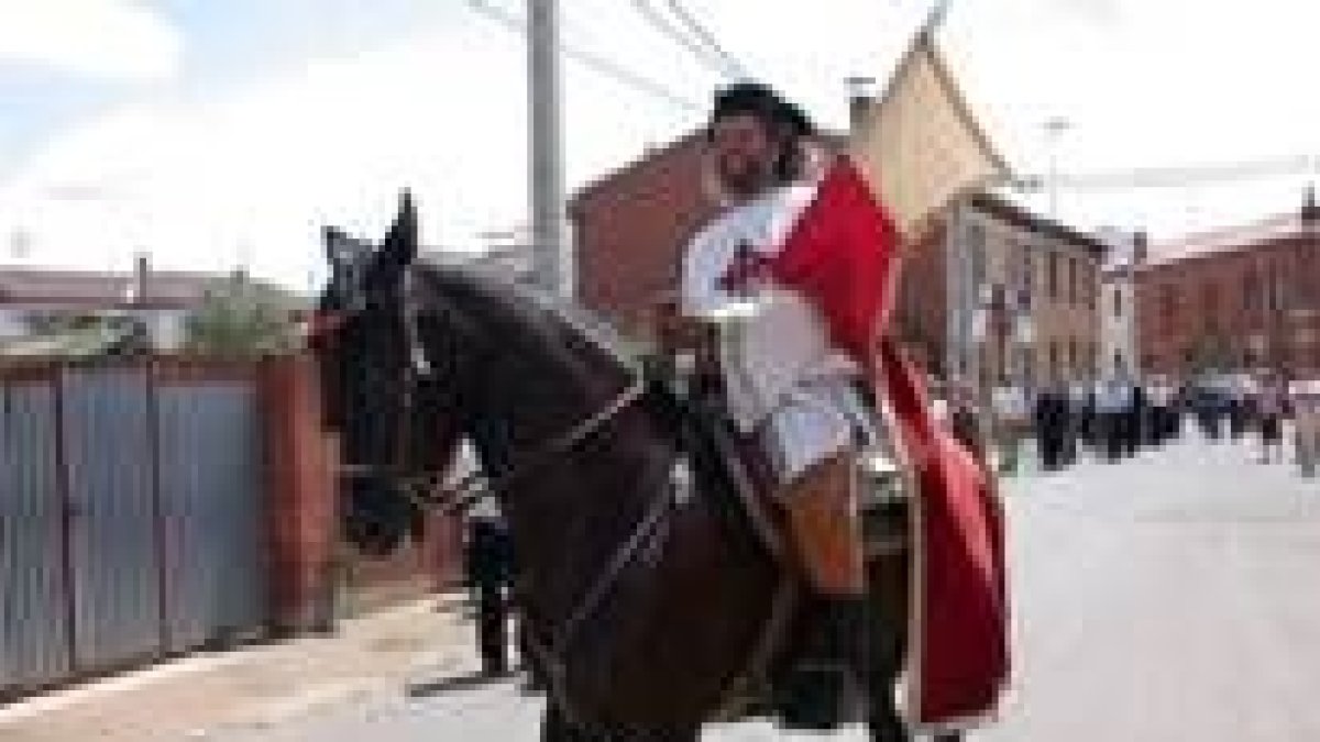 El Apóstol Santiago llego al pueblo a lomos de un caballo y ataviado con ropas tradicionales