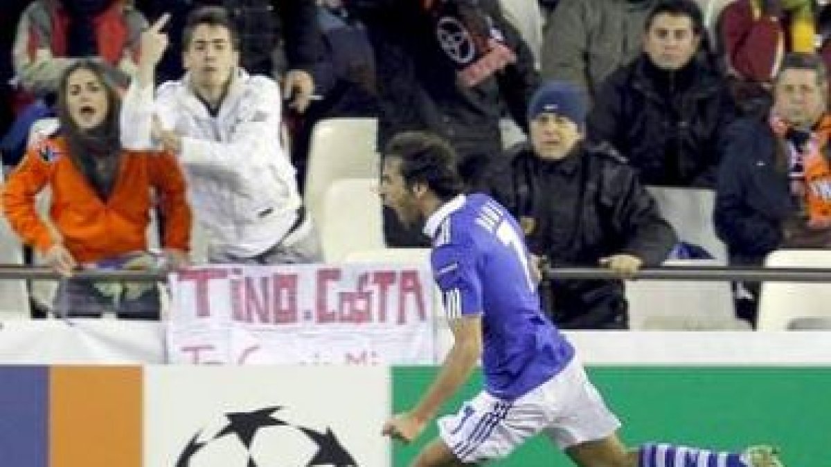 Raúl González celebra su gol, conseguido frente al Valencia en la ida de los octavos de final.