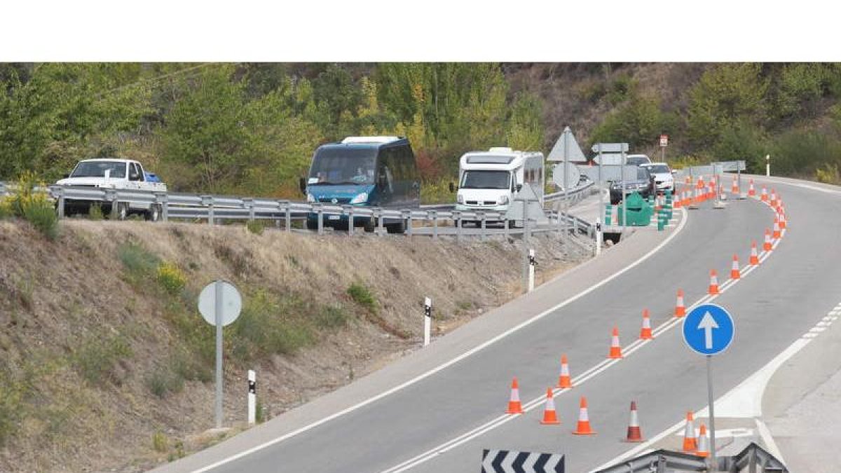 La imagen muestra las colas al inicio justo del desvío de la N-120 en La Barosa en dirección al lago de Carucedo este fin de semana.
