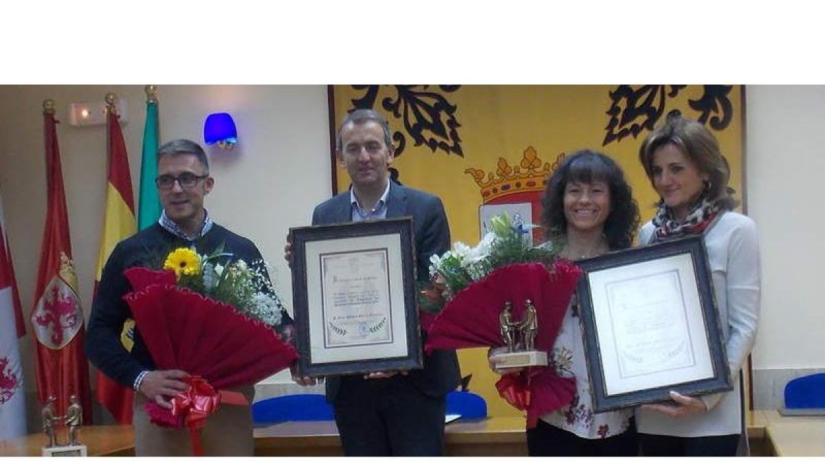 Los campeones Reyes y Juan Manuel con el alcalde y la edil de Deportes de La Robla. PLANILLO