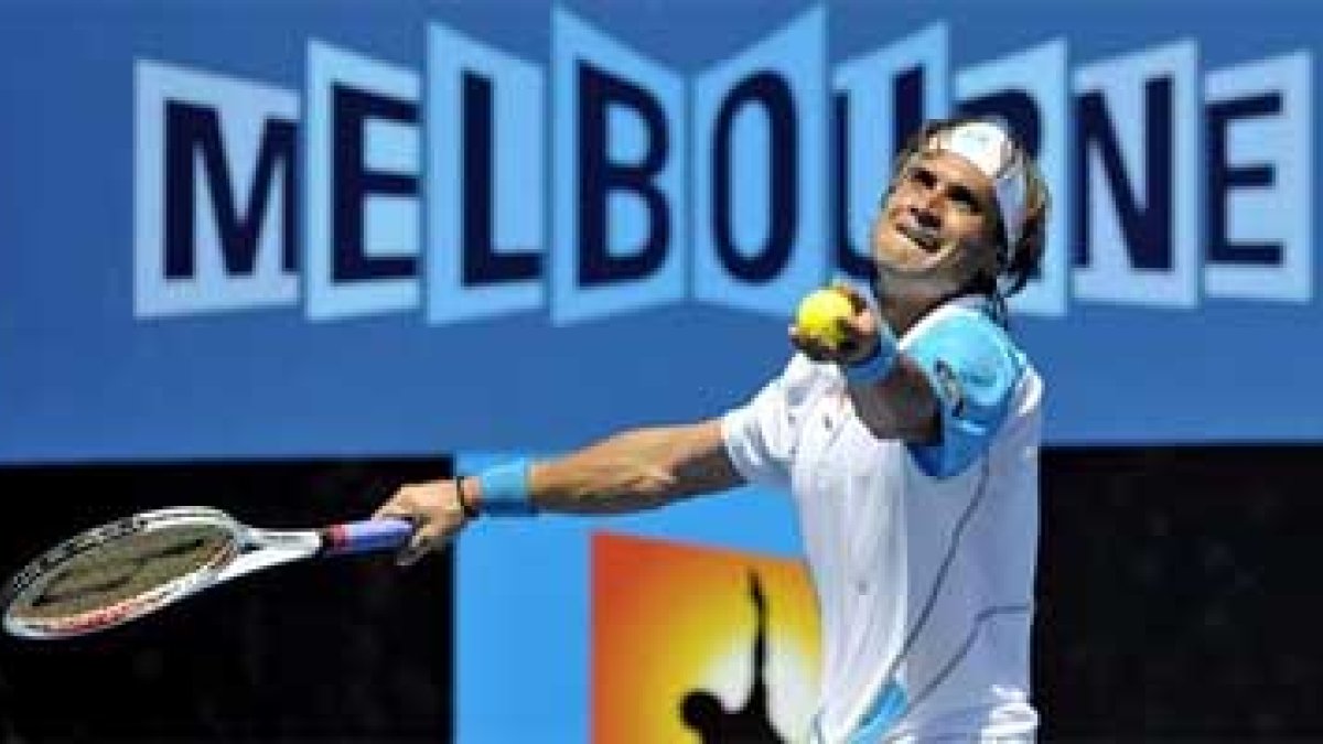 El tenista español David Ferrer, a punto de realizar un saque.
