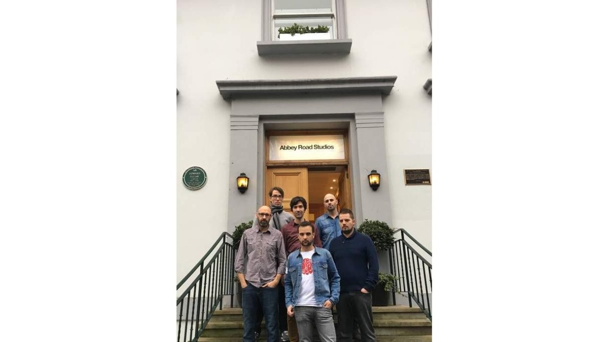 La banda leonesa Polaroids con el productor audiovisual Juan Marigorta en las escalinatas de los estudios Abbey Road de Londres. DL